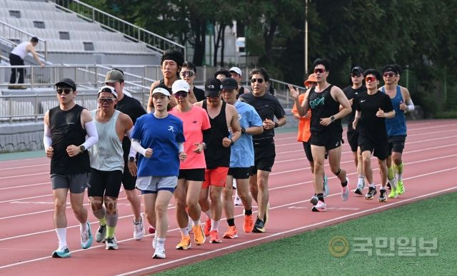 지난 21일 경기 고양시 덕양구 어울림누리 별무리 경기장에서 러닝 크루 '불광천 달음박'과 'GSRC81'의 회원들이 트랙을 돌고 있다.