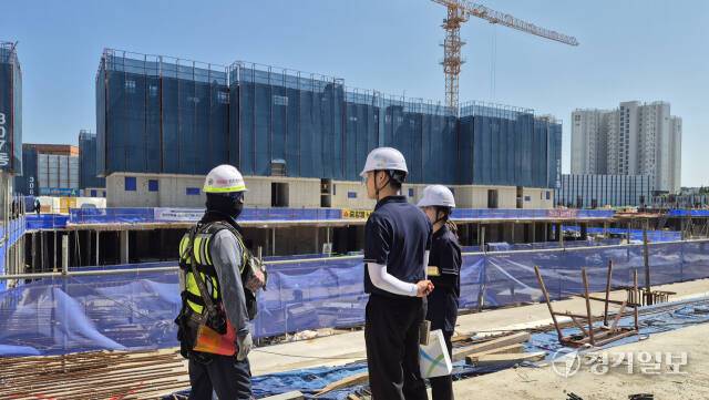 안전보건공단 경기지역본부 직원들이 건설현장 안전팀장과 현장을 점검하고 있다. 이대현기자