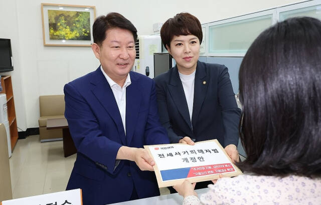 국민의힘 소속 국회 국회교통위원회 김은혜 의원(오른쪽). 연합뉴스