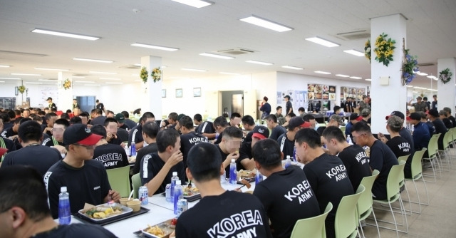 23일 육군종합군수학교 군 장병들이 아워홈이 제공한 특식 ‘치킨스테이크 플레이트’로 식사하고 있다. [사진=아워홈]