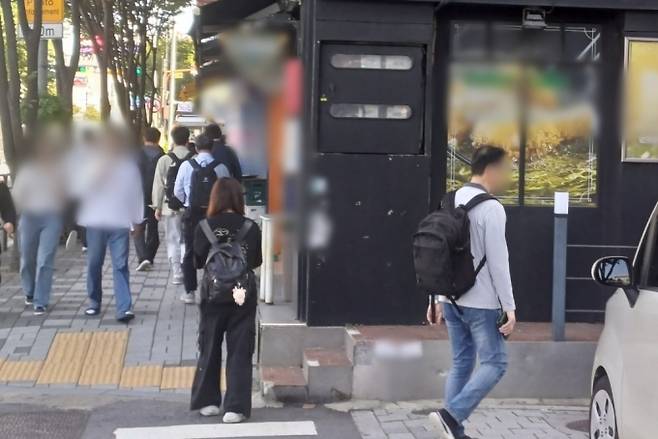 23일 오후 1시 서울 동작구 노량진 한 학원에서 자격증 수업을 마치고 나오는 한 무리의 중·장년층들. 20대 수험생 모습 뒤로 중장년층 수험생들 모습도 보인다/사진=오석진 기자