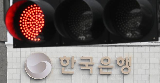 서울 중구 한국은행 인근 신호등에 빨간색 불이 켜져있다. 임세준 기자