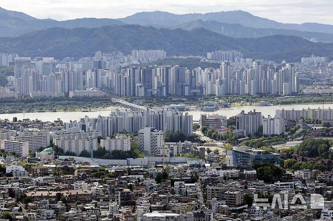 [서울=뉴시스] 최동준 기자 = 한국부동산원이 발표한 '주간 아파트 가격동향조사'에 따르면 서울 아파트 매매가격은 전주 대비 0.26% 상승하며 23주 연속 올랐다. 다만 상승 폭이 이달 중순부터 조금씩 축소되고 있다고 밝혔다.사진은 22일 서울 남산공원에서 바라본 서울 시내 아파트 단지 모습. 2024.09.22. photocdj@newsis.com