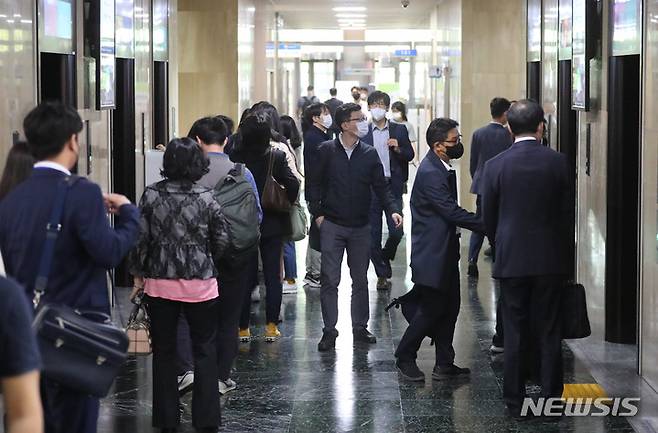 [서울=뉴시스] 배훈식 기자 = 2022년 5월10일 오전 서울 종로구 정부서울청사로 공무원들이 출근을 하고 있는 모습. 2022.05.10. dahora83@newsis.com