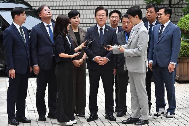 '김문기·백현동 의혹' 관련 허위 발언 혐의로 기소된 이재명 더불어민주당 대표가 20일 오전 서울 서초구 서울중앙지방법원에서 열리는 공직선거법 위반 1심 결심 공판에 출석하고 있다. 류영주 기자