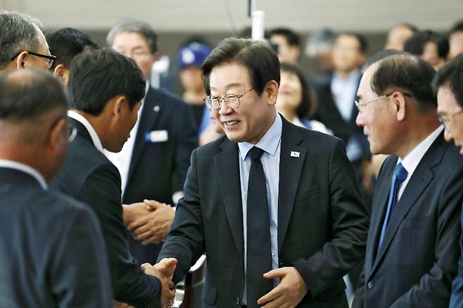 인사하는 이재명 대표 (영광=연합뉴스) 정다움 기자 = 23일 오후 전남 영광군 영광농협 3층 대회의실에서 더불어민주당의 '쌀값 정상화를 위한 정책 간담회' 참석에 앞서 이재명 대표가 농협 관계자들과 인사하고 있다. 2024.9.23 daum@yna.co.kr (끝) <저작권자(c) 연합뉴스, 무단 전재-재배포, AI 학습 및 활용 금지> 연합뉴스
