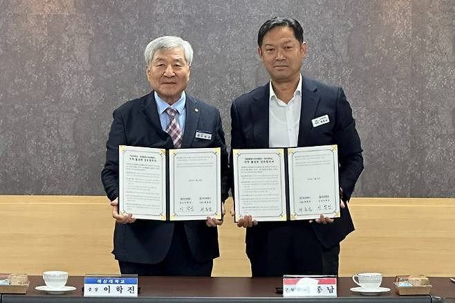 제종남 마산회원구청장(사진 오른쪽)과 이학진 마산대 총장. 마산회원구청 제공