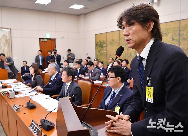 홍명보 대한민국 축구대표팀 감독이 24일 서울 여의도 국회에서 열린 문화체육관광위원회의 대한축구협회 등에 대한 현안질의에서 의원 질의에 답하고 있다. 윤창원 기자