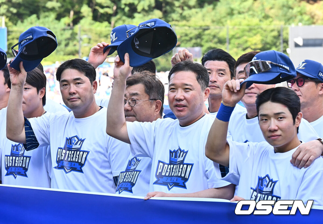 [OSEN=대구, 이석우 기자] 22일 대구삼성라이온즈파크에서 2024 신한 SOL 뱅크 KBO 리그 삼성 라이온즈와 키움 히어로즈의 경기가 열렸다.홈팀 삼성은 원태인이 방문팀 키움은 후라도가 선발 출전했다.삼성 라이온즈 박진만 감독이 정규리그 2위와 플레이오프 진출을 확정짓고 팬들에게 감사 인사를 하고 있다. 2024.09.22 / foto0307@osen.co.kr