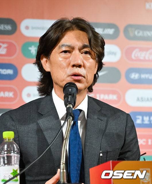 [OSEN=박준형 기자]  축구대표팀 홍명보 감독이 29일 서울 신문로 축구회관에서 취임 기자회견을 열었다.대한축구협회는 지난 2월 아시안컵 부진으로 클린스만 감독을 경질한 이후 2026 북중미 월드컵을 지휘할 새 사령탑을 물색하다 논란 끝에 홍명보 감독을 선임했다. 이날 홍명보 감독은 선임에 관한 소회를 밝힌 뒤 향후 대표팀 운영 방안을 발표했다.&nbsp;홍명보 감독이 소감을 말하고 있다. 2024.07.29 / soul1014@osen.co.kr