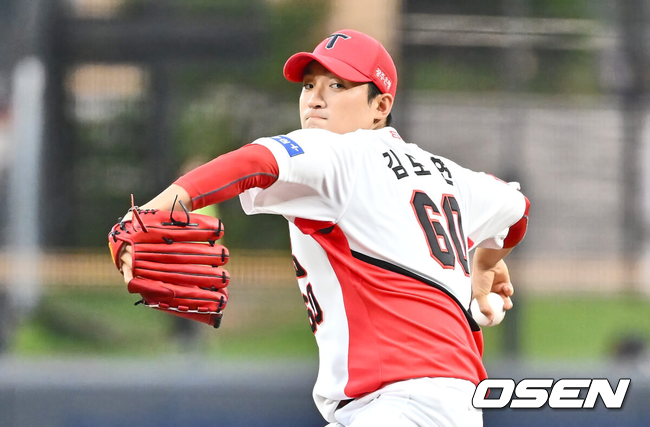 [OSEN=광주, 이석우 기자] 22일 광주-기아 챔피언스필드에서 2024 신한 SOL 뱅크 KBO 리그 KIA 타이거즈와 롯데 자이언츠의 경기가 열렸다.홈팀 KIA는 김도현이 선발 출전하고 방문팀 롯데는 반즈가 선발 출전했다.KIA 타이거즈 선발투수 김도현이 역투하고 있다. 2024.08.22 / foto0307@osen.co.kr