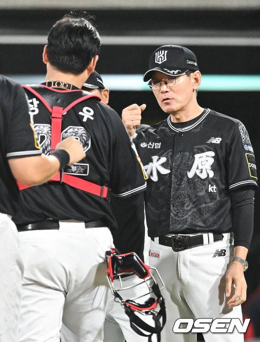 [OSEN=수원, 박준형 기자] KT가 5위 사수와 함께 롯데의 가을야구 탈락 트래직넘버를 소멸시켰다.&nbsp;프로야구 KT 위즈는 24일 수원KT위즈파크에서 열린 2024 신한 SOL뱅크 KBO리그 롯데 자이언츠와의 시즌 마지막 맞대결(16차전)에서 5-1로 승리했다.경기종료 후 KT 이강철 감독이 장성우와 하이파이브를 하고 있다.   2024.09.24  / soul1014@osen.co.kr