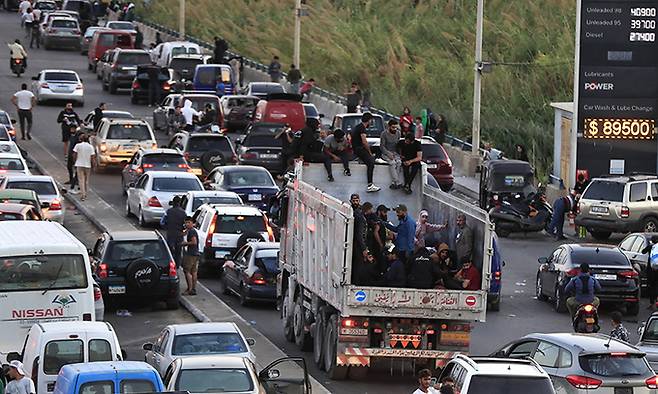 이스라엘의 공습을 피해 피란길에 오른 레바논 남부 주민들의 차량이 24일(현지시각) 항구 도시 시돈에서 베이루트로 연결되는 고속도로에 몰리면서 정체가 빚어지고 있다. AP뉴시스