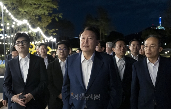 윤석열 대통령이 24일 서울 용산 대통령실 앞 분수정원에서 열린 국민의힘 지도부 초청 만찬 뒤 한동훈 대표, 추경호 원내대표 등 국민의힘 지도부, 대통령실 참모진과 함께 산책을 하고 있다. 2024.9.24 대통령실 제공