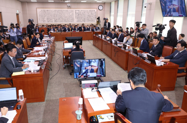 23일 국회에서 열린 법제사법위원회에서 정청래 위원장이 의사봉을 두드리고 있다. 연합뉴스