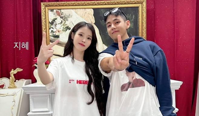 '태준·지혜는 행복합니다' 방탄소년단 뷔, 아이유 콘서트 인증샷..'훈훈한 우정'