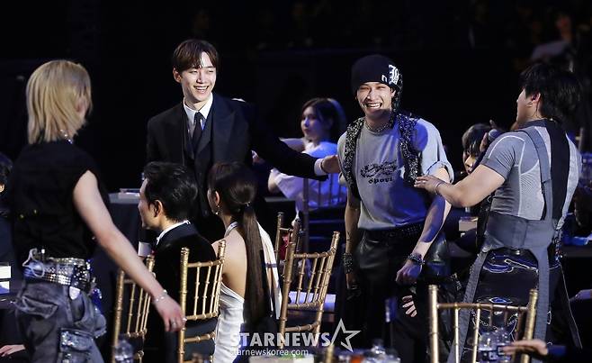 그룹 스트레이키즈(Stray Kids)가 필리핀 아레나에서 열린 '2023 아시아 아티스트 어워즈 인 필리핀'(2023 Asia Artist Awards IN THE PHILIPPINES, 이하 '2023 AAA')에서 배우 이준호와 멋진 무대를 선보이고 있다. /사진=김창현