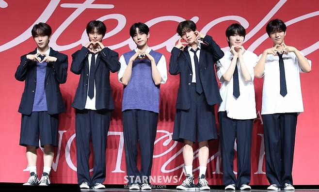 (서울=뉴스1) 권현진 기자 = 그룹 엔시티 위시(NCT WISH)의 료(왼쪽부터)와 리쿠, 유우시, 시온, 사쿠야, 재희가 24일 서울 용산구 블루스퀘어에서 가진 미니 1집 ‘스테디(Steady)’ 발매 기념 쇼케이스에서 포즈를 취하고 있다. 2024.9.24/뉴스1  Copyright (C) 뉴스1. All rights reserved. 무단 전재 및 재배포,  AI학습 이용 금지. /사진=(서울=뉴스1) 권현진 기자
