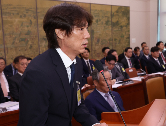 국회 문화체육관광위원회는 24일 전체회의를 열고 현안 질의를 진행하고 있다. 가장 관심을 끄는 사안은 홍명보 감독이 축구대표팀 사령탑에 오르는 과정에서 빚어진 논란과 관련된 질문 및 답변이다. 정몽규 대한축구협회장과 이임생 기술총괄이사, 홍명보 감독 등 대한축구협회 3대 핵심 인사들이 국회에 나란히 섰다. 홍 감독이 질의에 답변하고 있다. 연합뉴스