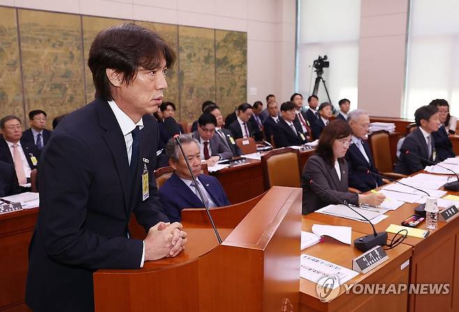 답변하는 홍명보 감독 (서울=연합뉴스) 신준희 기자 = 축구 국가대표팀 홍명보 감독이 24일 국회에서 열린 문화체육관광위원회 전체회의에 출석, 의원 질의에 답하고 있다. 2024.9.24 hama@yna.co.kr