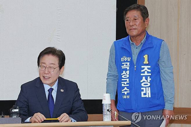 이재명 민주당 대표와 조상래 곡성군수 재선거 후보 (곡성=연합뉴스) 김혜인 기자 = 24일 오전 전남 곡성군 곡성읍 곡성군민회관에서 더불어민주당 이재명 대표와 조상래 후보가 대한노인회 곡성군지회 회원들과 만나 이야기하고 있다. 2024.9.24 in@yna.co.kr