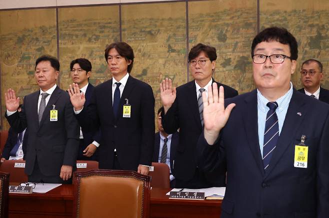 대한축구협회 정해성 전 전력강화위원장(왼쪽부터)과 축구 국가대표팀 홍명보 감독, 이임생 대한축구협회 기술총괄이사, 김택규 대한배드민턴협회장과 김학균 배드민턴 감독 등이 24일 국회에서 열린 문화체육관광위원회 전체회의에 출석, 증인 선서를 하고 있다. 사진=연합뉴스