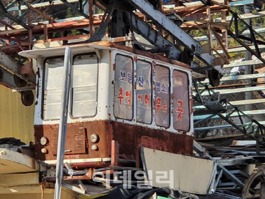 대전시 대사지구 광장에 전시 중인 옛 보문산 케이블카. 대전시는 케이블카를 보수해 보문산 목조전망대 인근으로 이전, 내년부터 시민들이 자유롭게 사진을 찍을 수 있는 포토존으로 활용한다는 계획이다. (사진=대전시 제공)