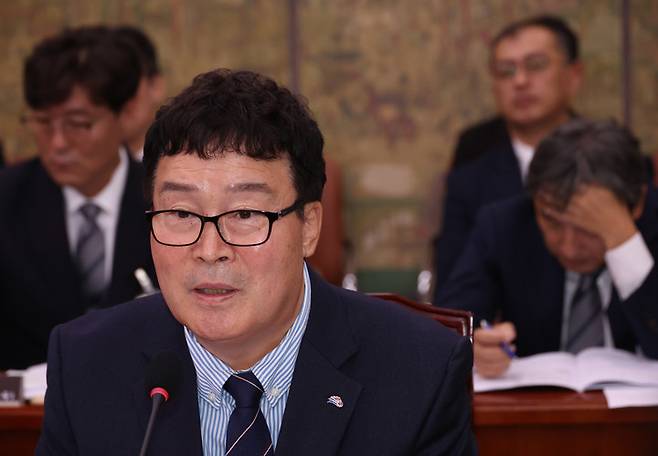 24일 국회에 출석한&nbsp;김택규 대한배드민턴협회장