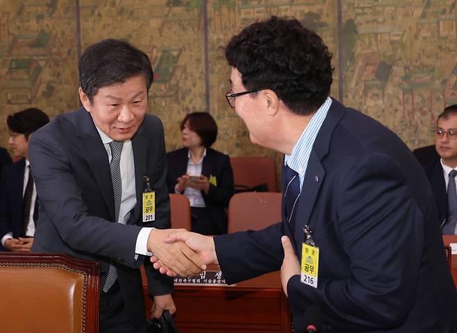 인사를 나누고 있는 축구협회 정몽규 회장(좌)과 김택규 대한배드민턴협회장