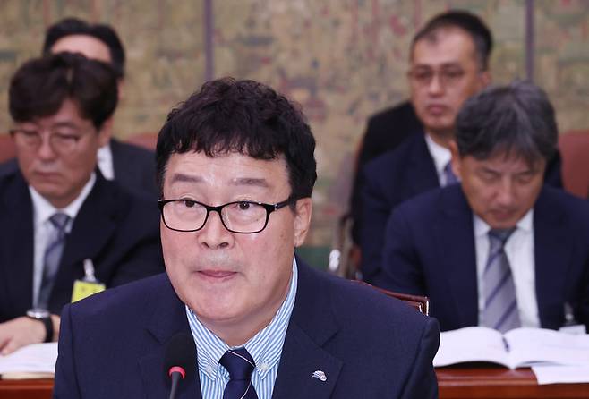 24일 국회에 출석한&nbsp;김택규 대한배드민턴협회장