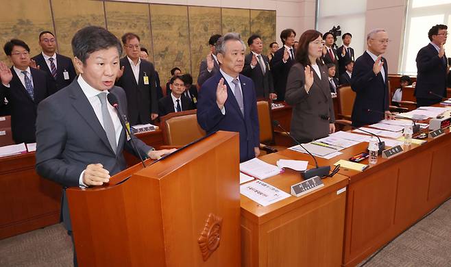 24일 서울 여의도 국회에서 열린 문화체육관광위원회의 대한축구협회 등에 대한 현안질의에서 유인촌 문화체육관광부 장관, 정몽규 대한축구협회장, 홍명보 축구 국가대표팀 감독 등이 증인선서를 하고 있다. 사진 | 연합뉴스