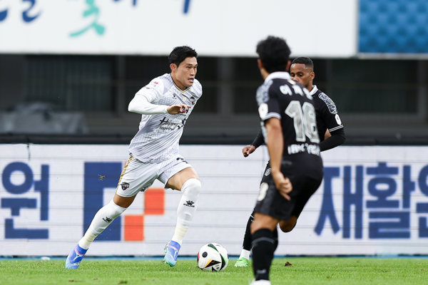 지난 21일 수원FC전에서 김천상무 이동경이 드리블을 하고 있다. 사진┃김천시민프로축구단