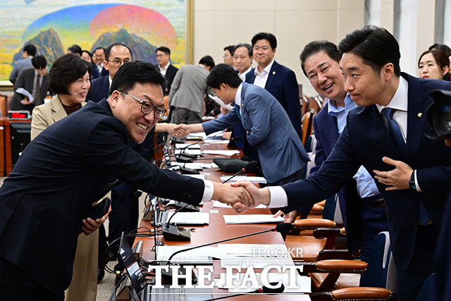 김병환 금융위원장(왼쪽 두 번째)과 강정애 국가보훈부 장관이 25일 오후 서울 여의도 국회 정무위원회에서 전체회의를 마친 후 김용만 더불어민주당 의원을 비롯한 야당 의원들과 인사를 나누고 있다. /국회=남윤호 기자