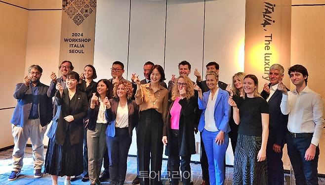 워크숍 참가한 이탈리아 업체 관계자들이 기념사진을 찍고 있다.&nbsp;
