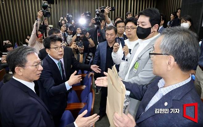 금투세 폐지를 주장하는 한국주식투자자연합회 회원들이 24일 국회에서 열린 금융투자소득세 관련 더불어민주당 정책의원총회 토론회 참석을 요구하며 항의하고 있다. 사진=김현민 기자 kimhyun81@