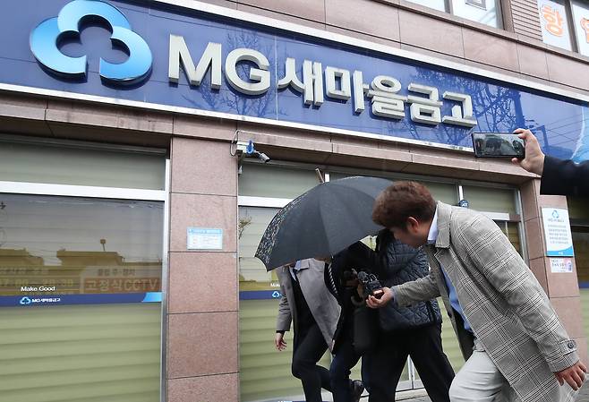 금융감독원 관계자가 지난 4월 3일 오전 양문석 더불어민주당 경기 안산갑 후보 자녀의 '편법 대출' 의혹에 대한 현장 검사를 위해 대구 수성새마을금고 앞에 도착해 취재진의 질문에 묵묵부답한 채 내부로 이동하고 있다. /뉴스1