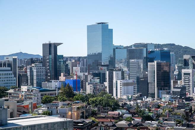 A view of Samsung Electronics' Seocho office building and the surrounding Seocho-dong area, seen from a rooftop bar in Nonhyeon-dong, Gangnam District, Seoul, on the morning of Sept. 23, 2024./Chang Lian-cherng