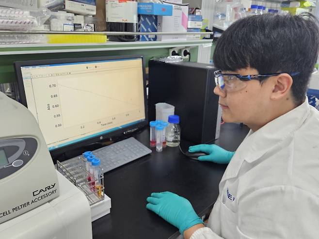 연구진이 레불린산을 (R)-GVL로 전환하는 개량 효소의 활성을 측정하고 있다. 한국에너지기술연구원 제공.