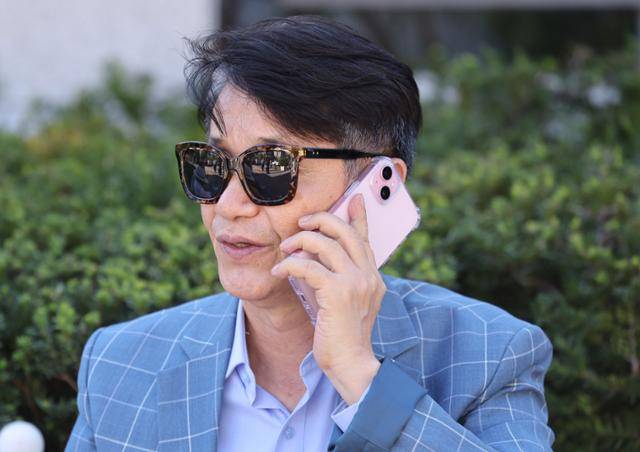 최재영 목사가 24일 서울 서초구 대검찰청 앞에서 검찰수사심의위원회 심의 결과를 기다리며 통화하고 있다. 뉴스1