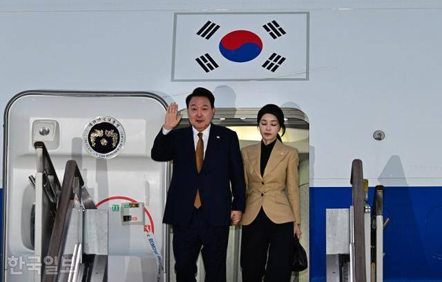 윤석열 대통령과 배우자 김건희 여사가 22일 체코 순방을 마치고 경기 성남 서울공항으로 귀국하며 손을 흔들고 있다. 왕태석 선임기자
