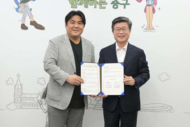 서울 중구 김길성(왼쪽) 구청장과 ㈜GS리테일 관계자가 지난 20일 업무협약을 체결한 뒤 기념사진을 찍고 있다. 중구청 제공