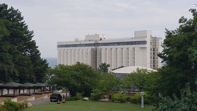 지난 2일 경북 영덕군 강구면 삼사리 헤상공원에 대형 숙박시설 공사가 한창이다. 영덕=김정혜 기자