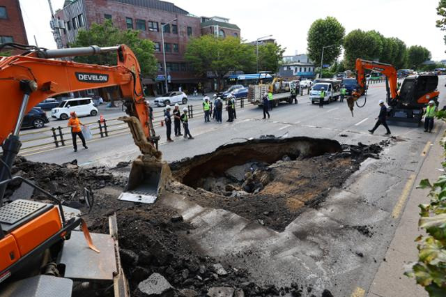 지난달 29일 서울 서대문구 성산로 땅 꺼짐 사고 현장에서 복구작업이 진행되고 있다. 뉴시스