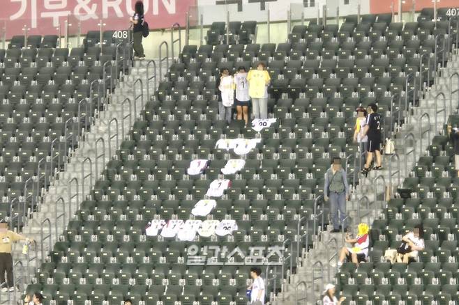 지난 8월 27일 잠실 KT 위즈전 잠실구장 외야석 풍경. 임찬규의 유니폼으로 대형 등번호 '1번'을 만든 팬들이 눈에 띈다. 이들의 유니폼 응원은 경기 시작부터 임찬규가 수훈선수 인터뷰를 모두 마칠 때까지 계속됐다. 잠실=윤승재 기자&nbsp;