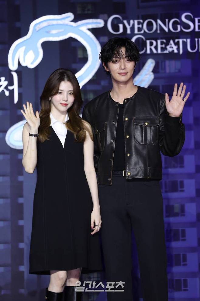 배우 한소희, 박서준이 25일 오전 서울 용산구 서울드래곤시티에서 열린 넷플릭스 오리지널 '경성크리처' 시즌2 제작발표회에서 포즈를 취하고 있다. '경성크리처' 시즌2는 2024년 서울, 태상과 모든 것이 닮은 호재와 경성의 봄을 살아낸 채옥이 만나 끝나지 않은 경성의 인연과 운명, 악연을 파헤치는 이야기. 오는 27일 공개. 서병수 기자 qudtn@edaily.co.kr /2024.09.25/