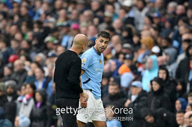 23일 에티하드 스타디움에서 열린 맨시티와 아스널의 2024~25 EPL 5라운드. 전반전 로드리가 부상으로 교체된 뒤 과르디올라 감독과 대화를 나누고 있다. 사진=게티이미지