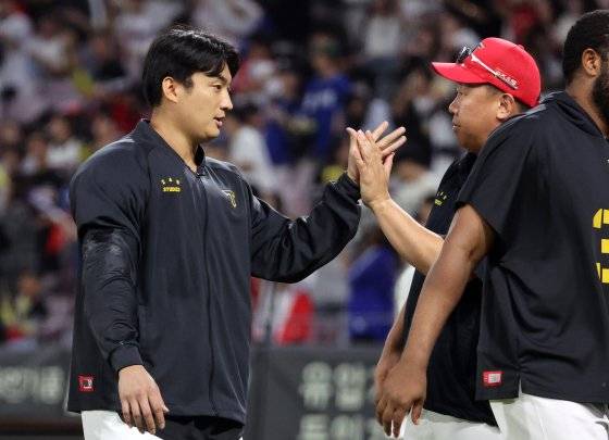 24일 경기 뒤 하이파이브하는 김도현(왼쪽)과 이범호 감독. 연합뉴스