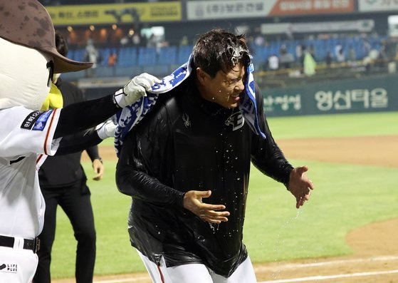 통산 100승을 올린 뒤 축하 받는 류현진. 연합뉴스