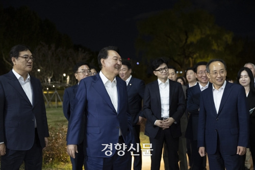 윤석열 대통령이 24일 용산 대통령실 앞 분수정원에서 열린 국민의힘 지도부 초청 만찬 뒤 한동훈 대표, 추경호 원내대표 등과 함께 산책하고 있다. 대통령실 제공