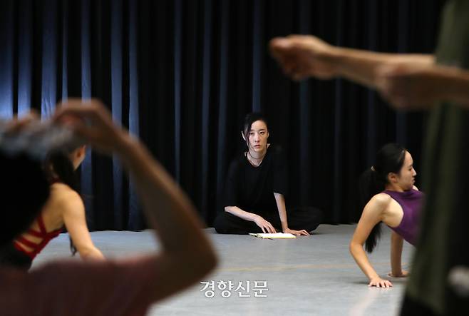 안무가 김보라씨가 10일 서울 서초구 예술의전당 ‘국립예술단체 N스튜디오 연습실’ 에서 10월 공연을 앞둔 <내가 물에서 본 것>에 출연하는 무용수들의 안무를 지켜보고 있다. 2024.09.10 /서성일 선임기자